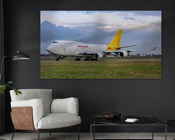 DHL - Kalitta Air Boeing 747-400F vrachtvliegtuig. van Jaap van den Berg