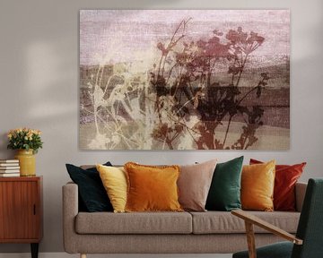 Botanische wabi-sabi op linnen. Bloemen in roze terra en crème. van Dina Dankers