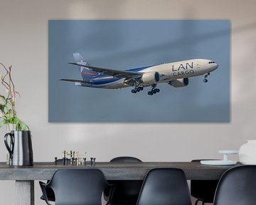 LAN Cargo Boeing 777F vrachtvliegtuig. van Jaap van den Berg