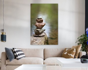 Stenen van evenwicht Meditatie Zen bij een rivier Verticaal van Animaflora PicsStock