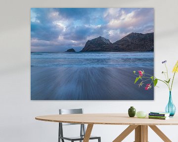 De zee trekt zich terug op Vik Strand, Lofoten van Patricia Holthof