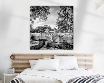 SALZBURG Gezicht op de oude stad met stadsmuur| Monochroom  van Melanie Viola