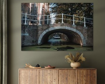 Brug in Delft bij de Oude Jan, vanaf het water van Erwin van Kester