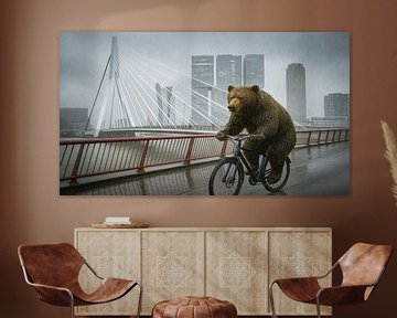 Bruine beer op fiets in stromende regen van Sjaak Boer