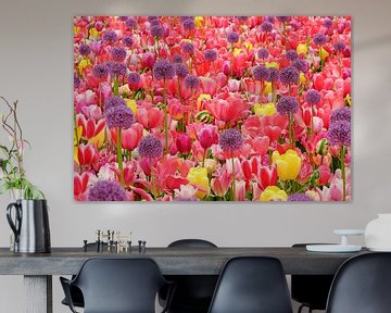 Tulpen veld met paarse bolletjes van Marco Liberto