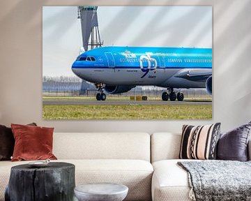 Vertrek KLM Airbus A330-300 passagiersvliegtuig. van Jaap van den Berg