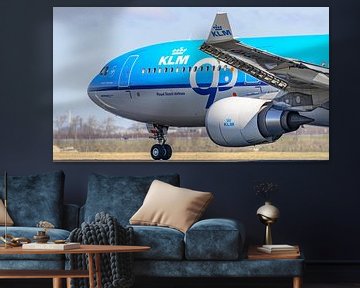 Vertrek KLM Airbus A330-300 passagiersvliegtuig. van Jaap van den Berg