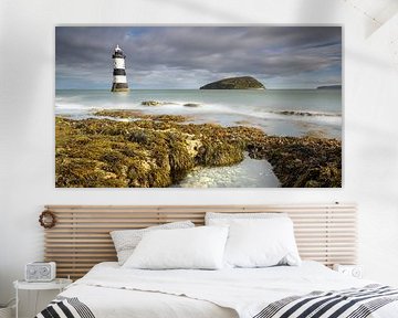 Leuchtturm fest im Meer verankert