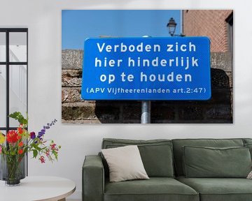 Verboden zich hier hinderlijk op te houden. van Richard Wareham