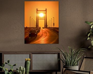 De brug van Krefeld-Uerdingen in symmetrie met de zon. Het warme licht benadrukt de heldere lijnen en creëert een visuele diepte die de precisie van dit moment versterkt. van Lichterkiste