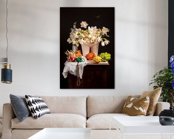 Stilleven van roze narcissen, drakenfruit en Coeur de Boeuf tomaten van Willy Sengers