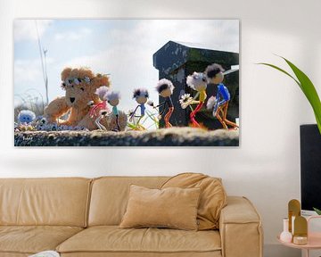 Fubby's bringing daisies to decorate a bear. by Sailographic Paula