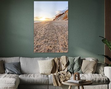 Zonsondergang op het zandstrand Praia da Falésia. Rode kliffen en fijn zand bij Albufeira, Portugal van Fotos by Jan Wehnert