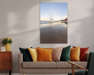 Zonsondergang op het zandstrand Praia da Falésia. Kliffen Roze bloemen bij Albufeira, Portugal van Fotos by Jan Wehnert