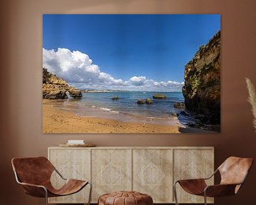 Zonsondergang bij Praia da Caldeira. Gele kliffen in een baai met zandstrand bij Lagos, Portugal van Fotos by Jan Wehnert