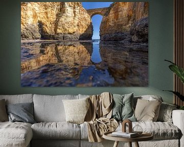 Zonsondergang bij Praia da Caldeira. Kliffen een brug over de zee van een baai bij Lagos, Portugal van Fotos by Jan Wehnert