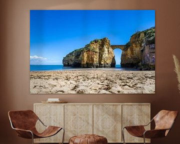 Zonsondergang bij Praia da Caldeira. Kliffen een brug over de zee van een baai bij Lagos, Portugal van Fotos by Jan Wehnert