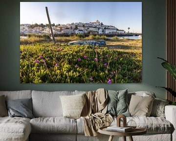 Zandstrand in de ochtend met uitzicht op het historische centrum van Ferragudo, Portimão, Algarve, Portugal van Fotos by Jan Wehnert