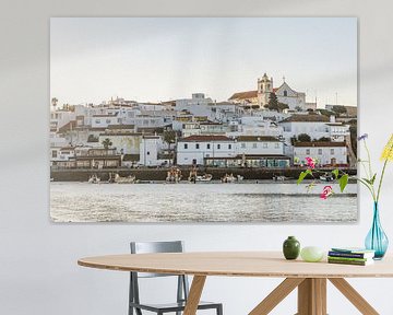 Zandstrand in de ochtend met uitzicht op het historische centrum van Ferragudo, Portimão, Algarve, Portugal