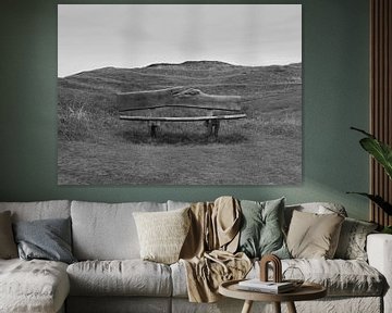 Bankje in het landschap op Texel in zwart wit van Jose Lok