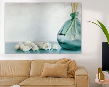 Stilleven met groene vaas en onthoofde tulpen