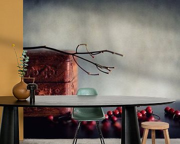 Stilleben einer Holzkiste mit roten Beeren.