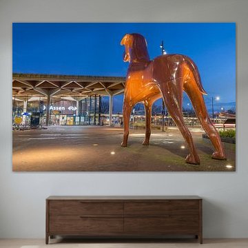 Houten beeld Mannes en treinstation Assen