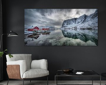 Winter landschap met fjord in Noorwegen van Chris Stenger
