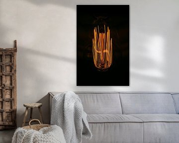 Gloeiende gloeidraden in oude gloeilamp van kautsar1 art