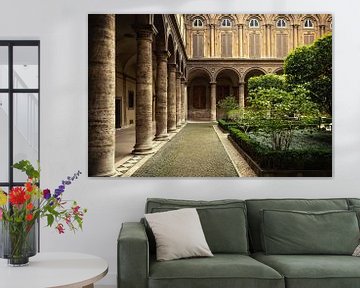 Zuilengalerij in een binnentuin in Rome, de hoofdstad van Italië.