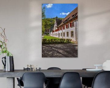 Baden-Württemberg : Een zonnig uitzicht op het Klosterhof Blaubeuren.