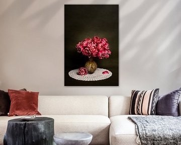 Modern stilleven met pioentulpen