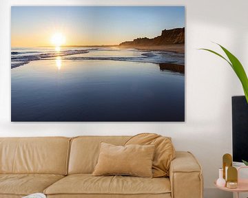 Zonsondergang op het zandstrand Praia da Falésia. Kliffen Roze bloemen bij Albufeira, Portugal van Fotos by Jan Wehnert