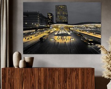 Busplein en Stadskantoor Utrecht tijdens avondspits van Framed by Elisabeth