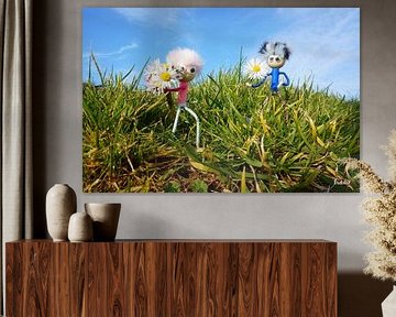 Gänseblümchen pflückende Fubbies sammeln die Blumen.