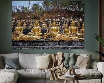 Gouden beelden op een rij bij Wat Phousalao van Frank Photos