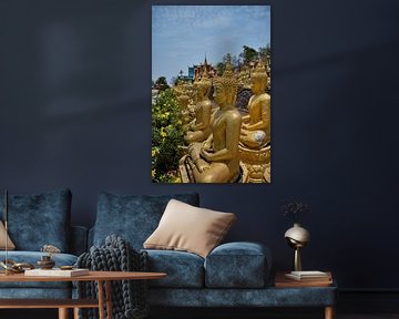 Gouden beelden op een rij bij Wat Phou Salao van Frank Photos