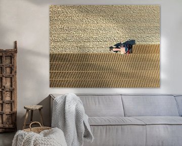 Tractor bewerkt de grond in de lente van bovenaf gezien van Sjoerd van der Wal Fotografie
