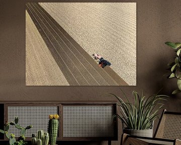 Tractor bewerkt de grond in de lente van bovenaf gezien van Sjoerd van der Wal Fotografie