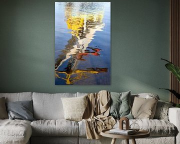 Weerspiegeling van een gekleurde kraan in de haven van Amsterdam van Danielle Roeleveld