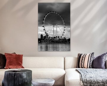 Onweersatmosfeer - Singapore Flyer, zwart-wit van Jane-Beverly Dughera