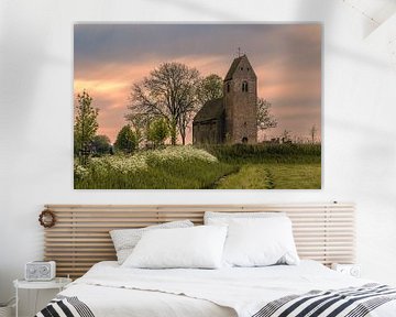 Zonsopkomst bij de Mauritiuskerk in Marsum, Groningen van Henk Meijer Photography