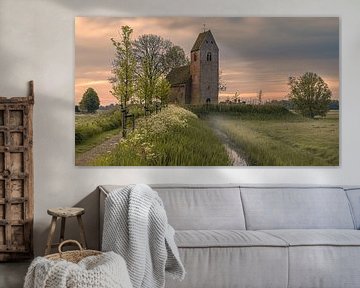 Zonsopkomst in de lente bij de Mauritiuskerk in Marsum, Groningen van Henk Meijer Photography