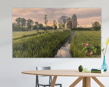 Zonsopkomst in de lente bij de Mauritiuskerk in Marsum, Groningen van Henk Meijer Photography
