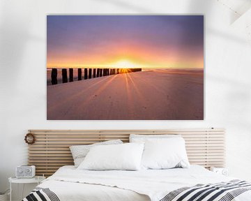 Zonneschijn door de golfbrekers op het Zeeuwse strand van Jolanda de Leeuw