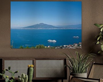 Uitzicht vanaf Sorrento over de Golf van Napels naar de Vesuvius