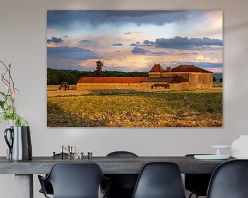 Boerderij in de Franse Pyreneeën verlicht door de avondzon van Evert Jan Luchies