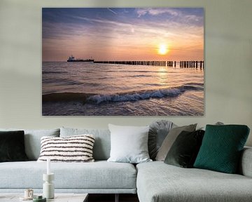 Schip passeert de kust van Westkapelle tijdens zonsondergang van MSP Canvas