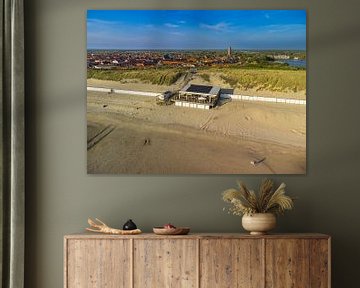Luchtfoto van Westkapelle met strandtent BomBaai op de voorgrond, waar zee, duinen en gezelligheid samenkomen aan de ruige maar prachtige Zeeuwse kustlijn van byphotographyms