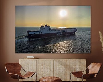 DFDS Veerboot glijdt rustig over kalme zee tijdens vurige zonsondergang: een magisch moment van kleur, reflectie en serene schoonheid vastgelegd vanuit vogelperspectief van byphotographyms